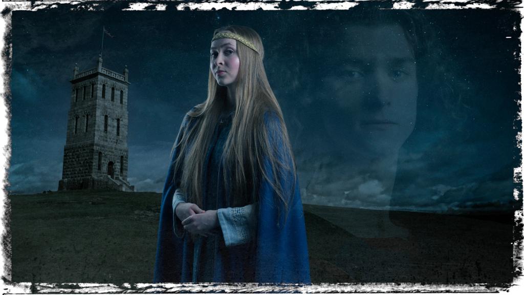 Ung kvinne i blå kjole og mørkeblå kappe foran et tårn på en høyde. Ansiktet til en ung mann skimtes svakt mot den mørke himmelen bak henne. Manipulert foto.