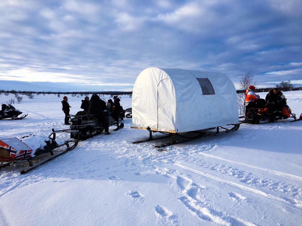 Snøskuter med telt på tilhengeren. Foto.