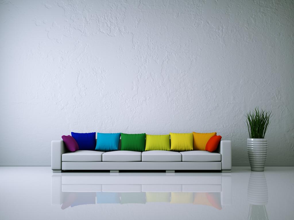 Hvit sofa med fargerike puter. Foto.