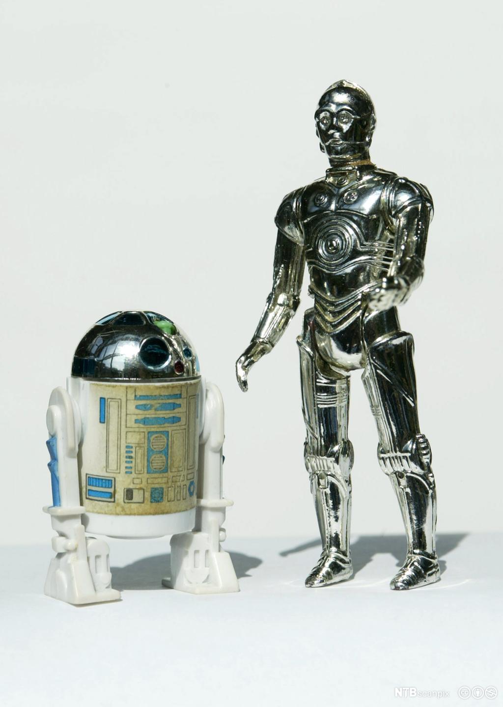 Star Wars-figurer: Fra høyre: C3PO ,R2D2. Bilde.