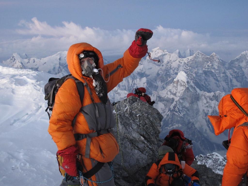 Klatrere på Mount Everest med oksygenmaske. Foto.