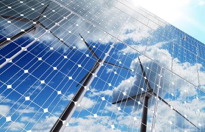 Høye vindmøller speiler seg i store solcellepaneler. Hva er bærekraftig om 100 år? Foto.