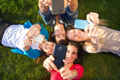 Ungdommer tar selfie. 