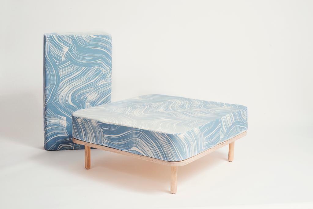 Todelt stol med bølgemønster i blått og hvitt. Foto.