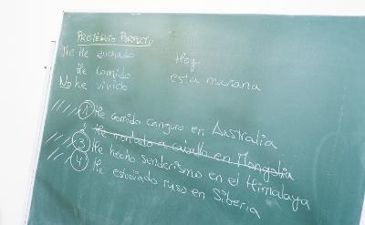 En tavle med spanske setninger. Foto.