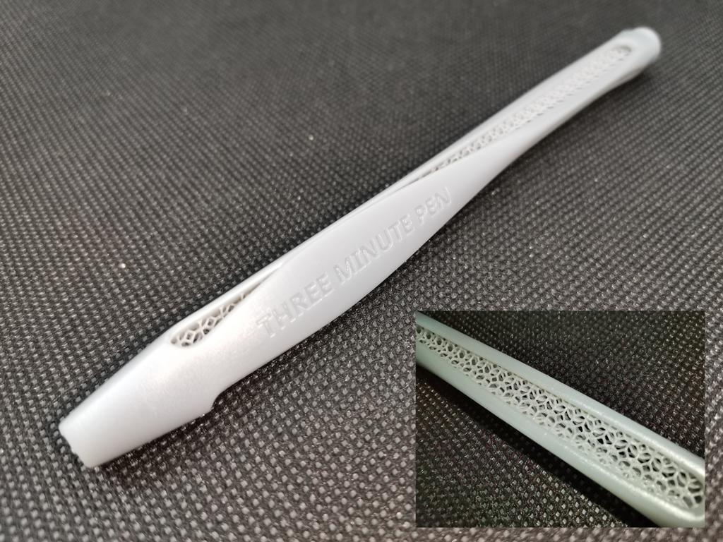 Penn som er 3D-printa. I nedre høyre hjørne vises innsida av pennen. Foto.
