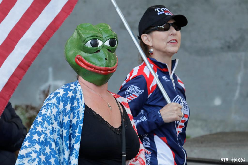 Kvinne utkledd som "Pepe the Frog" i en demonstrasjon for Donald Trump. Foto.