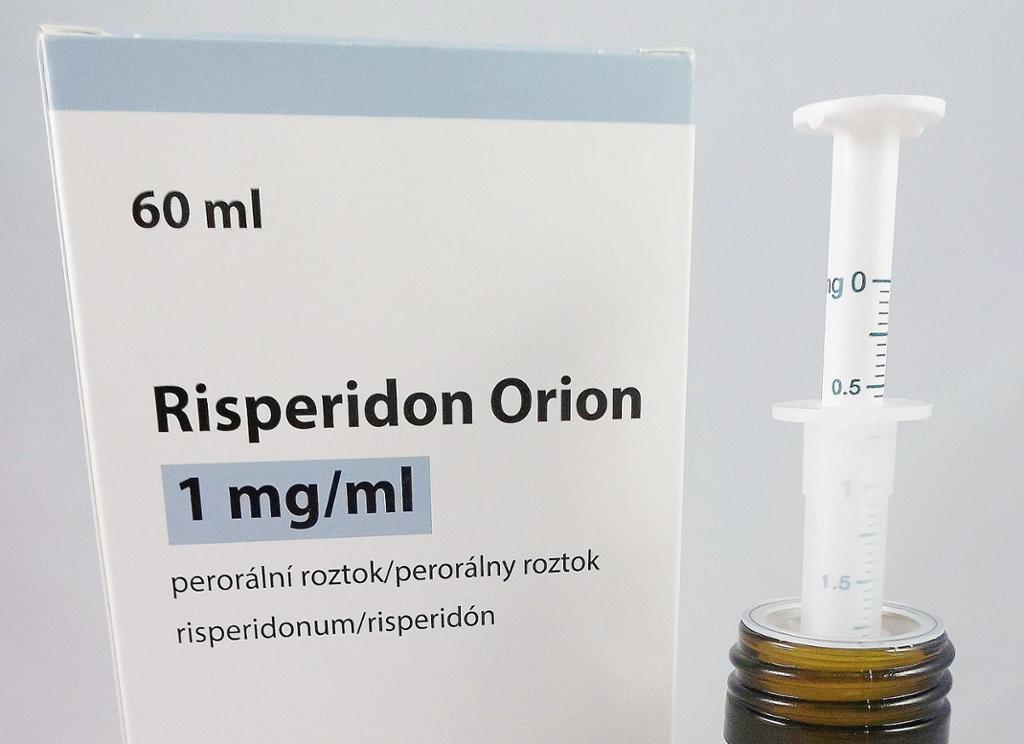 Emballasje til medisinen Risperidon Orion 1 mg/ml og flaske med medisinen med ei sprøyte oppi. Foto.