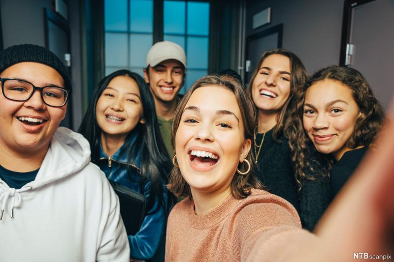 Seks ungdommer tar en selfie. Foto.