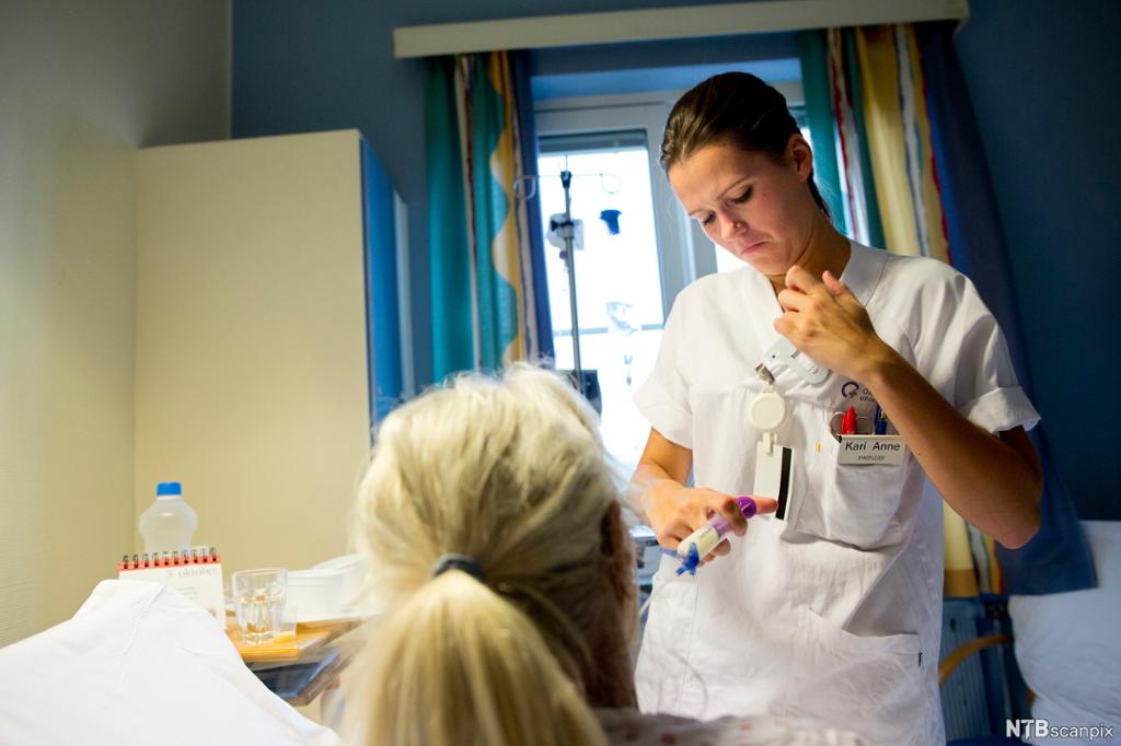 Sykepleier på jobb ved Oslo Universitetssykehus, Radiumhospitalet i Oslo. Foto. 