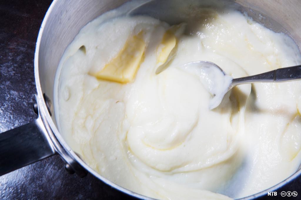 Blomkålkrem tilsatt lit smør i en kasserolle. Foto. 